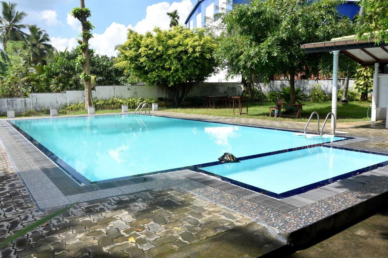 Romi Hotel *